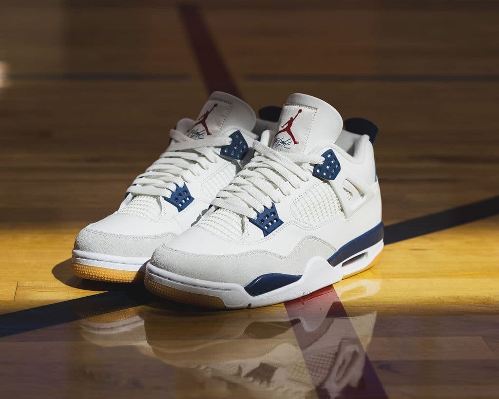 Skateboarding Naval: Air Jordan 4 SB "Navy"