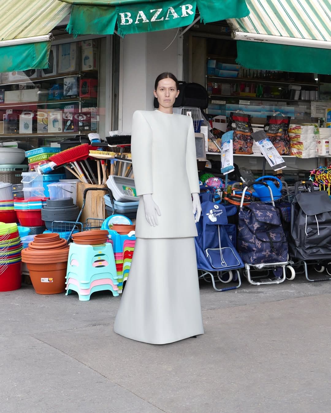 Demna se despide de Balenciaga con una colección que recorre la historia